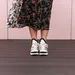 Inspiratie: Zo rock je sportieve sneakers met bloemige rokjes