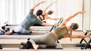 Drie vrouwen die sportkleding dragen voor pilates