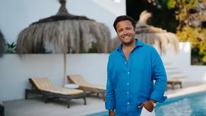 In B&B Vol Liefde pakt Timothy op Ibiza groots uit voor zijn mannen. Lees alles over de ondeugende concurrentiestrijd en zijn peperdure Wajer-jacht.
