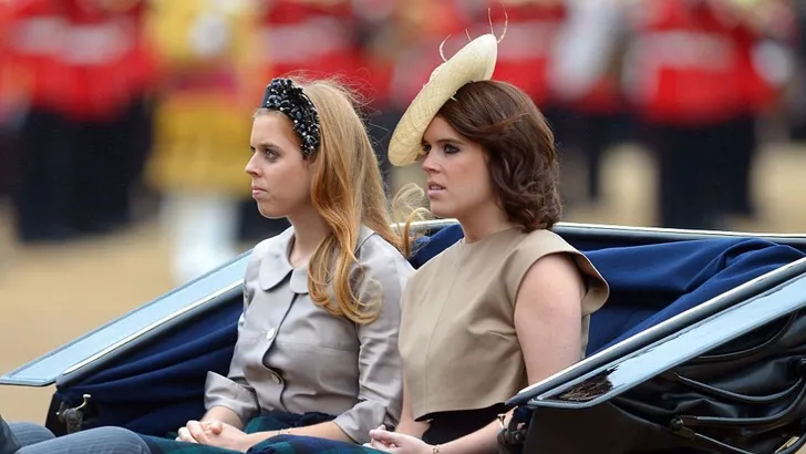 Royal rel: Queen zet Beatrice en Eugenie buitenspel