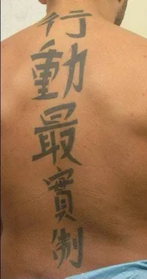De tattoos van de vermeende Tattookiller: ‘Wees daadkrachtig’ en ‘Broederschap van moordenaars’.