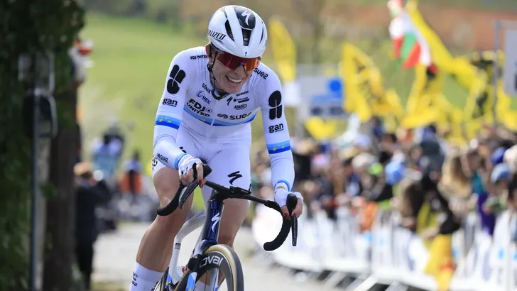 Demi Vollering solo op de top van de Paterberg in de Ronde van Vlaanderen.
