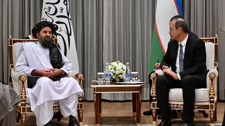 Taliban-vicepremier Abdul Ghani Baradar op bezoek in buurland Oezbekistan in februari 2025.