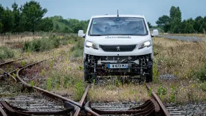 Frankrijk blaast verlaten spoorlijnen nieuw leven in met autonome elektrische bestelwagens op treinwielen