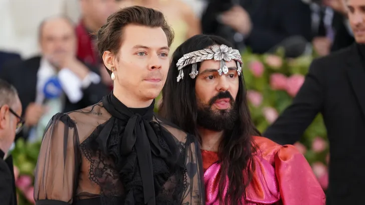 Harry Styles op hakken op rode loper Met Gala