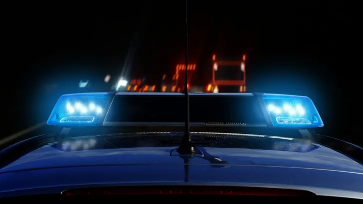 Moeder laat baby van 1 jaar sturen op de Autobahn terwijl ze zelf op haar telefoon zit