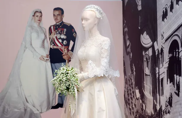 Tentoonstelling huwelijk prinses Grace en prins Rainier van Monaco: detailfoto van de jurk van prinses Grace.