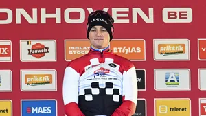 Mathieu van der Poel als leider van de wereldbeker op het podium.