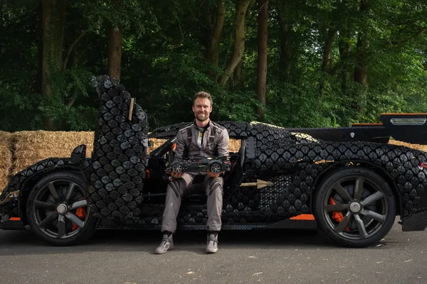 Koenigsegg-testrijder Markus Lundh toont het schaalmodel voor de levensgrote LEGO Technic Koenigsegg Sadair’s Spear.
