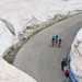 wielrenners tussen de sneeuwmuren