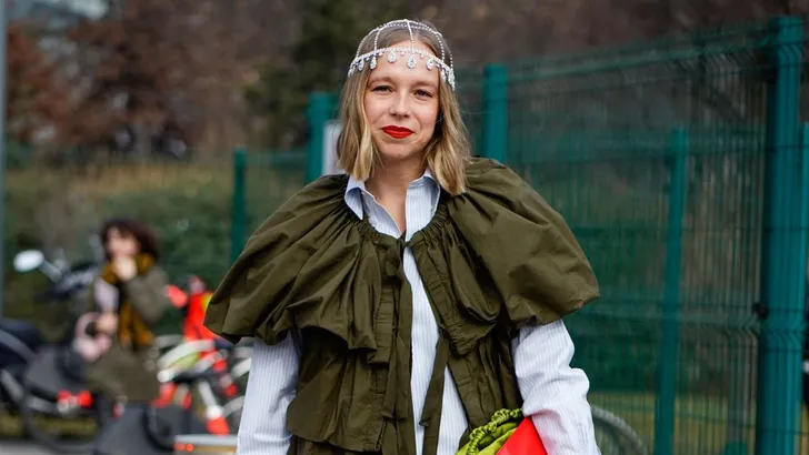 Vrouw met stijlvolle look.