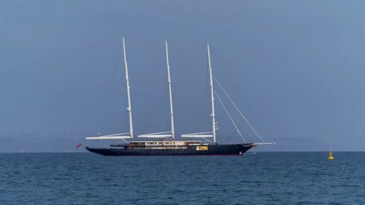 Miljardairs op zee: waarom Bezos’ zeiljacht schoner vaart dan Zuckerbergs motorboot