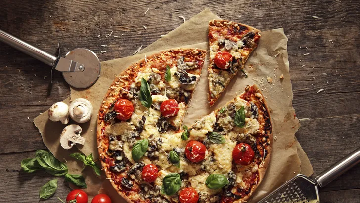 Waarom die pizzarestjes direct de prullenbak in moeten