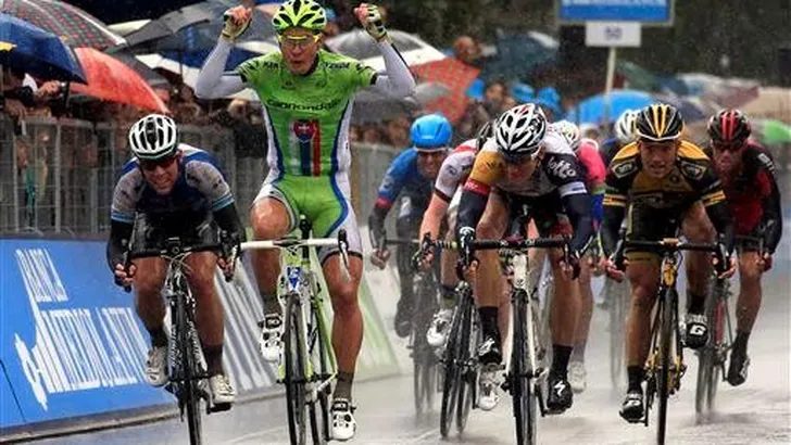 Sagan klopt Cavendish en Greipel in de regen