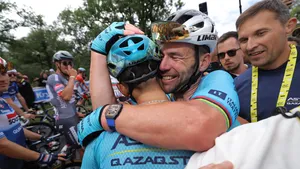 mark cavendish knuffelt met ploeggenoot