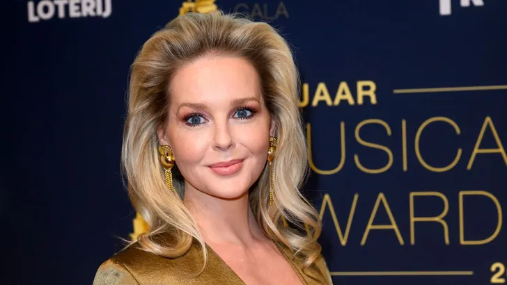 Chantal Janzen tijdens een rode loper event.