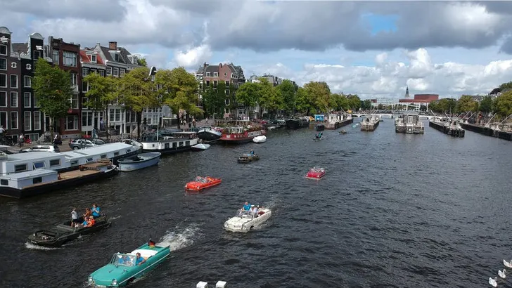 Voer- en vaartuig tegelijk - rijdend door de Amsterdamse grachten
