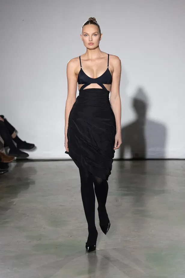 Model Romee Strijd op de catwalk bij Max Zara Sterck.