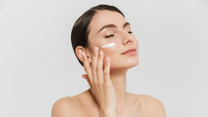 Vrouw bezig met haar skincare.
