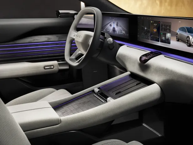 Interieur AUDI E5 Sportback met breed digitaal dashboard en doorlopend beeldscherm