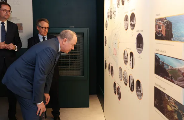 Tentoonstelling huwelijk prinses Grace en prins Rainier van Monaco: Prins Albert bekijkt details over het huwelijk.