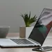 laptop en kop koffie hardware