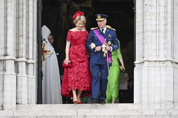 Mathilde matchte haar Natan-japon met een chique hoed en dito clutch van Fabienne Delvigne.