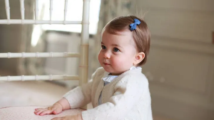 Brits hof deelt schattige nieuwe foto van prinses Charlotte