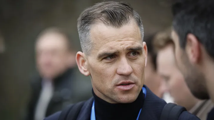 Zdenek Stybar in gewone kleding praat met iemand tijdens een wielerkoers