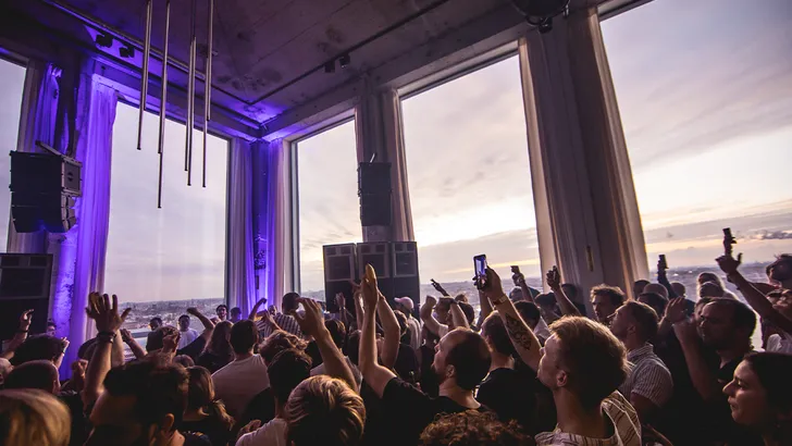 gloednieuwe concertlocatie op grote hoogte in Amsterdam