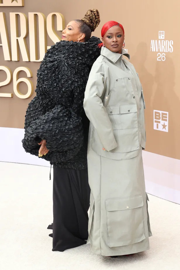 Queen Latifah en Tierra Whack samen tijdens de BET Awards 2026.