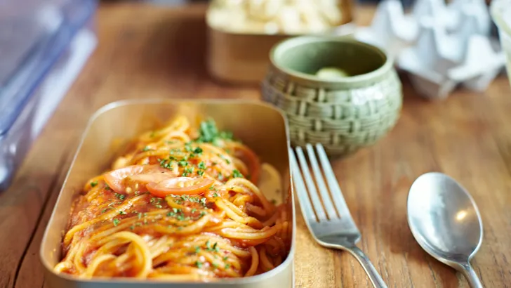 Foto van warme lunch met pasta. – Elektrische lunchbox van Action.