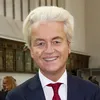 Zien: Wilders doet Sigrid Kaag een bezem cadeau