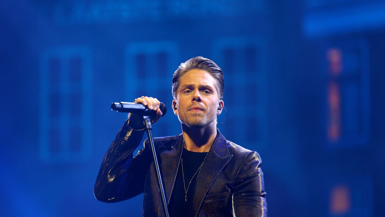 André Hazes eert Monique's overleden oma Panorama André Hazes eert Monique's overleden oma Panorama