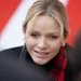 Prinses Charlene straalt naast prins Albert in matchende smoking-look. – Foto van prinses Charlene uit december 2024.