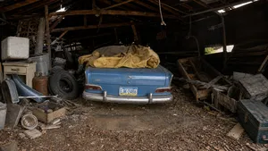 Man inspecteert garage vlak voor de sloop en voorkomt net op tijd dat deze vergeten klassieker wordt verpletterd