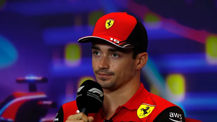 Charles Leclerc wordt keihard genegeerd bij persco Baku (video)
