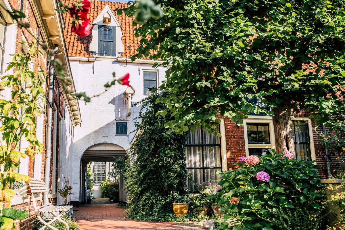 Deze bijzondere wandeling in Groningen brengt je langs plekken waar de tijd stilstaat