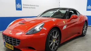 Geniet van het mooie weer met een Ferrari California van Domeinen