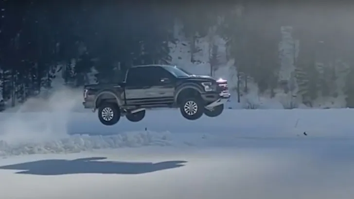 Ford F-150 Raptor doet sprongetje