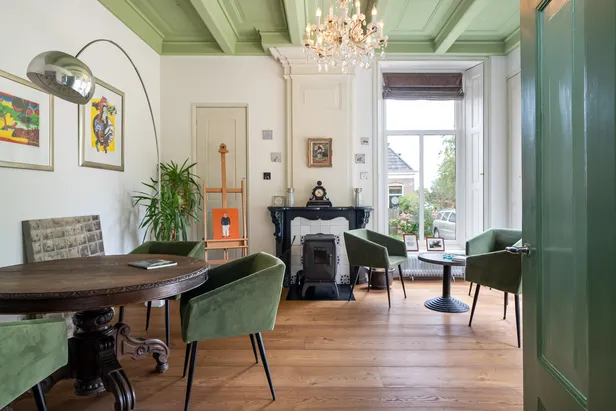 Zitkamer met ornamenten en houtkachel