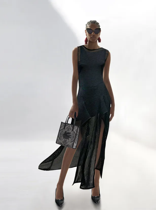 Jurk: Alaïa | Zonnebril: Nina Ricci | Schoenen: Louboutin | Tas: Etro | Sieraden: Daniela Millián 
