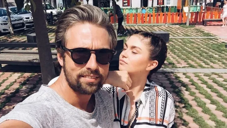 Vriend Roxeanne Hazes eert haar met tatoeage en zo ziet 'ie eruit