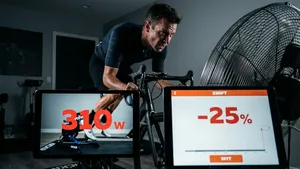 Mannelijke wielrenner verliest zichtbaar vermogen tijdens een zware indoortraining door een wetenschappelijk bewezen trainingsfout die oververhitting veroorzaakt.