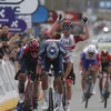 Video | Tadej Pogacar haalt na afloop Ronde van Vlaanderen verhaal bij Dylan van Baarle