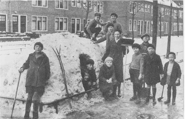 Sneeuwiglo in de Koninginnelaan in Groningen, december 1935