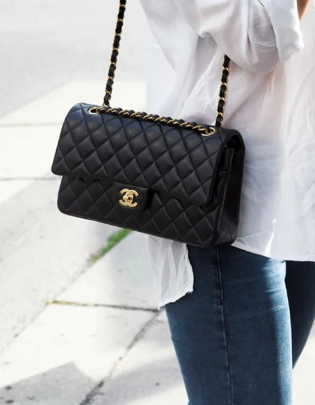 Bo Wilkes met haar zwarte Chanel-tas. 