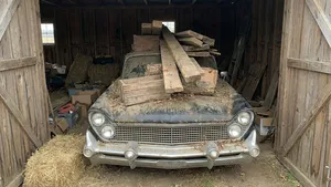 Beschimmelde en verroeste Lincoln Continental uit 1959 ziet voor het eerst sinds 1976 weer daglicht