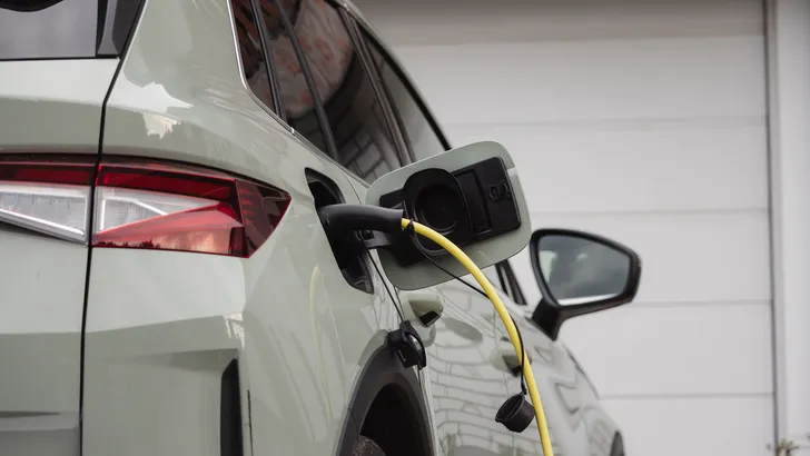 Onderzoek Ayvens: 41 procent van de EV rijders laadt tijdens de drukste uren op het net