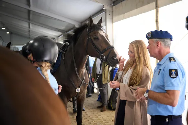 Bij haar bezoekje aan het Cavalerie ere-escorte...